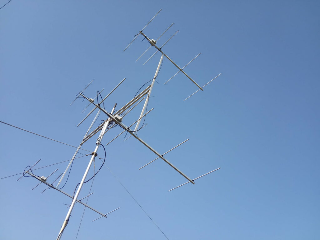 Štvorča DK7ZB yagi antén 5 L'implementazione di quattro antenne è significativamente più difficile di un'antenna 
