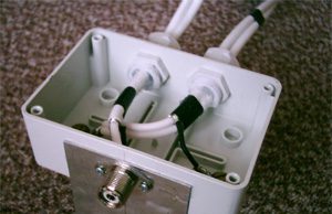 Krabička s konektorom a prispôsobovacím vedením