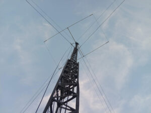 Moxon-Tribander auf RDM-12-Mast, unter dem sich auf 80m eine invertierte V-Antenne befindet