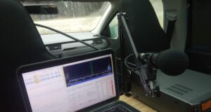 Pracovisko v aute s notebookom, XM8500 mikrofónom a Kenwood TS-2000