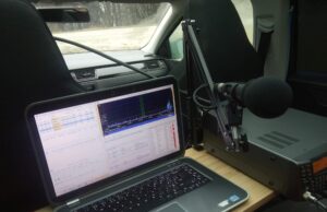 VKV PA – Eneron el coche con un ordenador portátilono XM8500 y Kenwood TS-2000 Pracovisko v aute s notebookom, XM8500 mikrofónom a Kenwood TS-2000