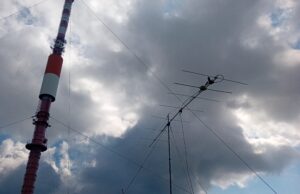 Moja DK7ZB yagi a veža vysielača na Kráľovej holi