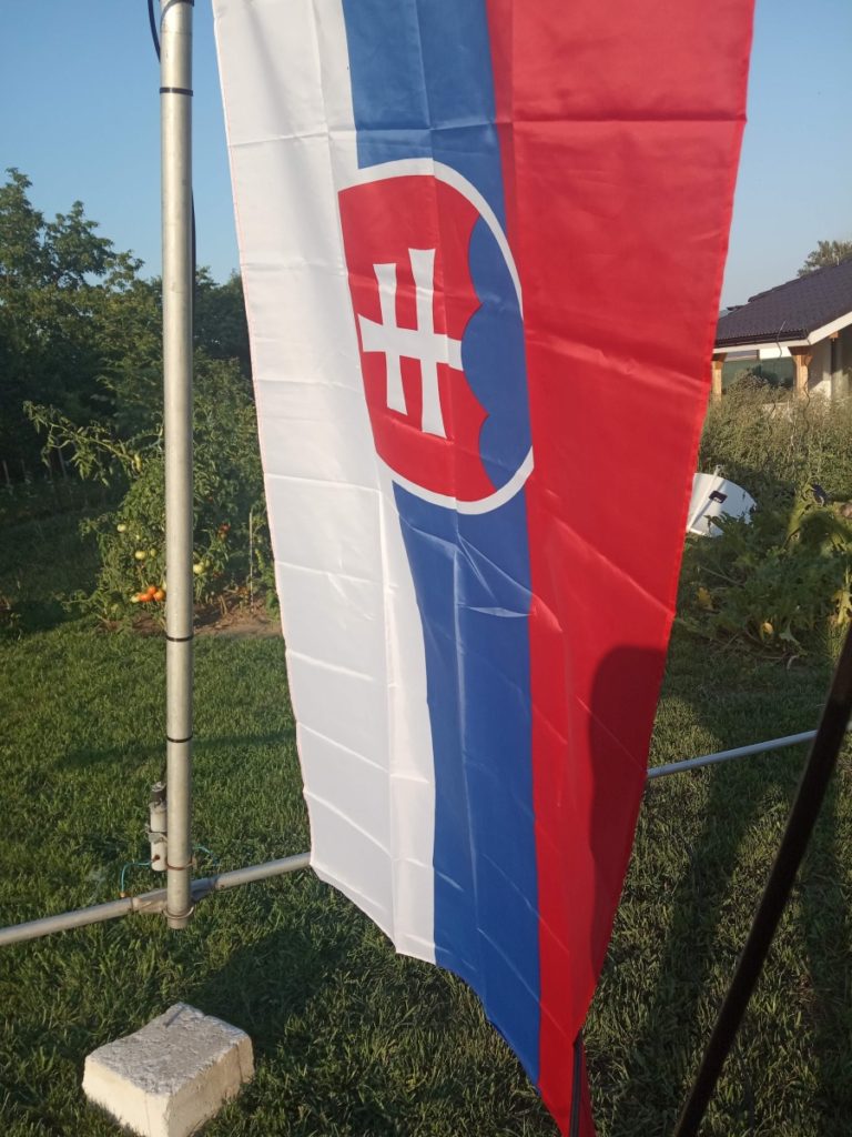 Die Flagge der Slowakischen Republik ging auch an der Stange